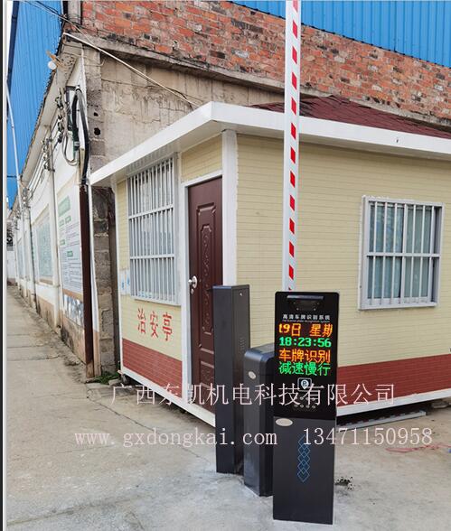 灰色车牌识别机+灰色道闸-1